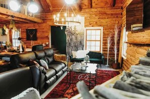 Living area - Unique Emerald Gabel Cabin (Salem)