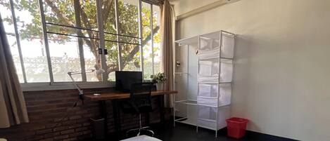 1 chambre, bureau, fer et planche à repasser, Wi-Fi gratuit