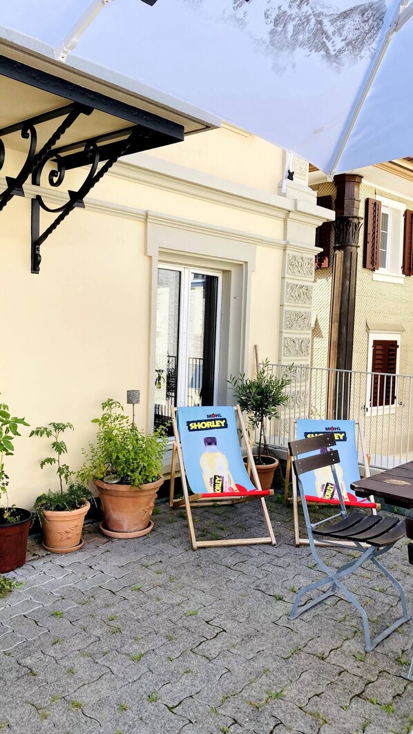 Dormitorio compartido, 1 habitación, fumadores, balcón | Restaurante al aire libre