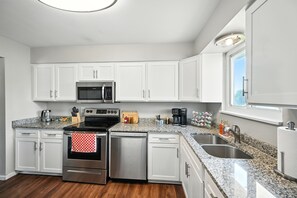 Refrigerador, microondas, horno y lavavajillas 