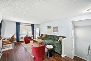 Téléviseur, foyer, table de ping-pong