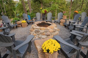Outdoor dining - WYLDSTAY Smoky Mountains (Sevierville)