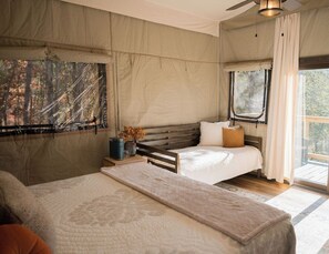 Tent, gedeeltelijk uitzicht op meer | Een bureau