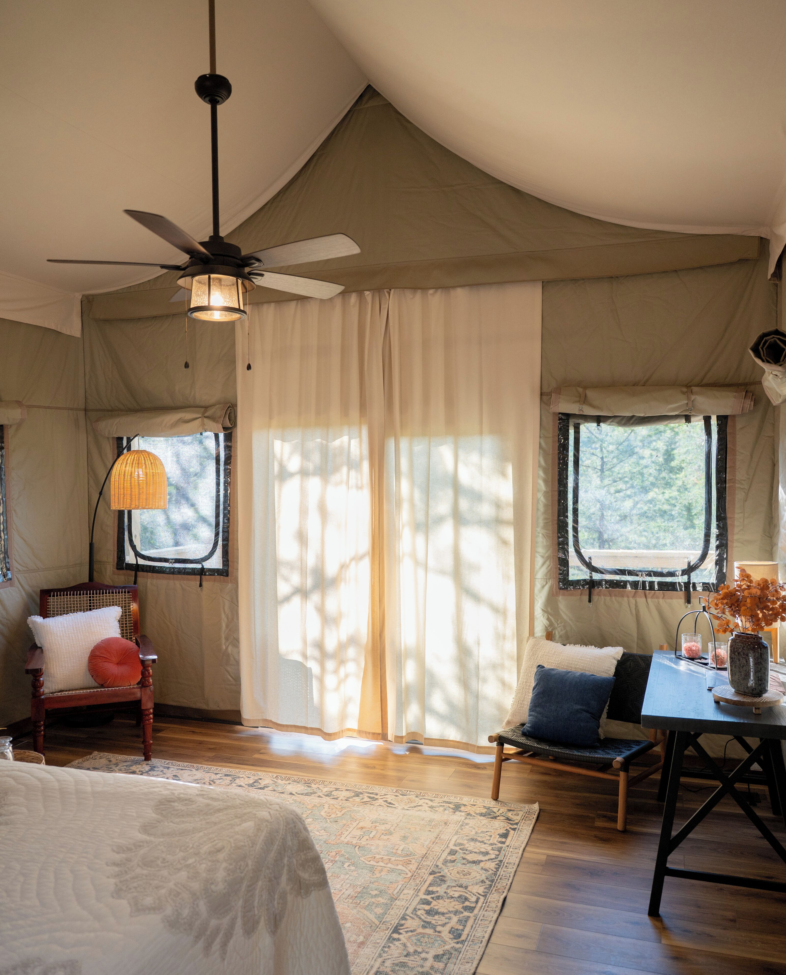 Tenda, pemandangan danau terbatas | Meja kerja