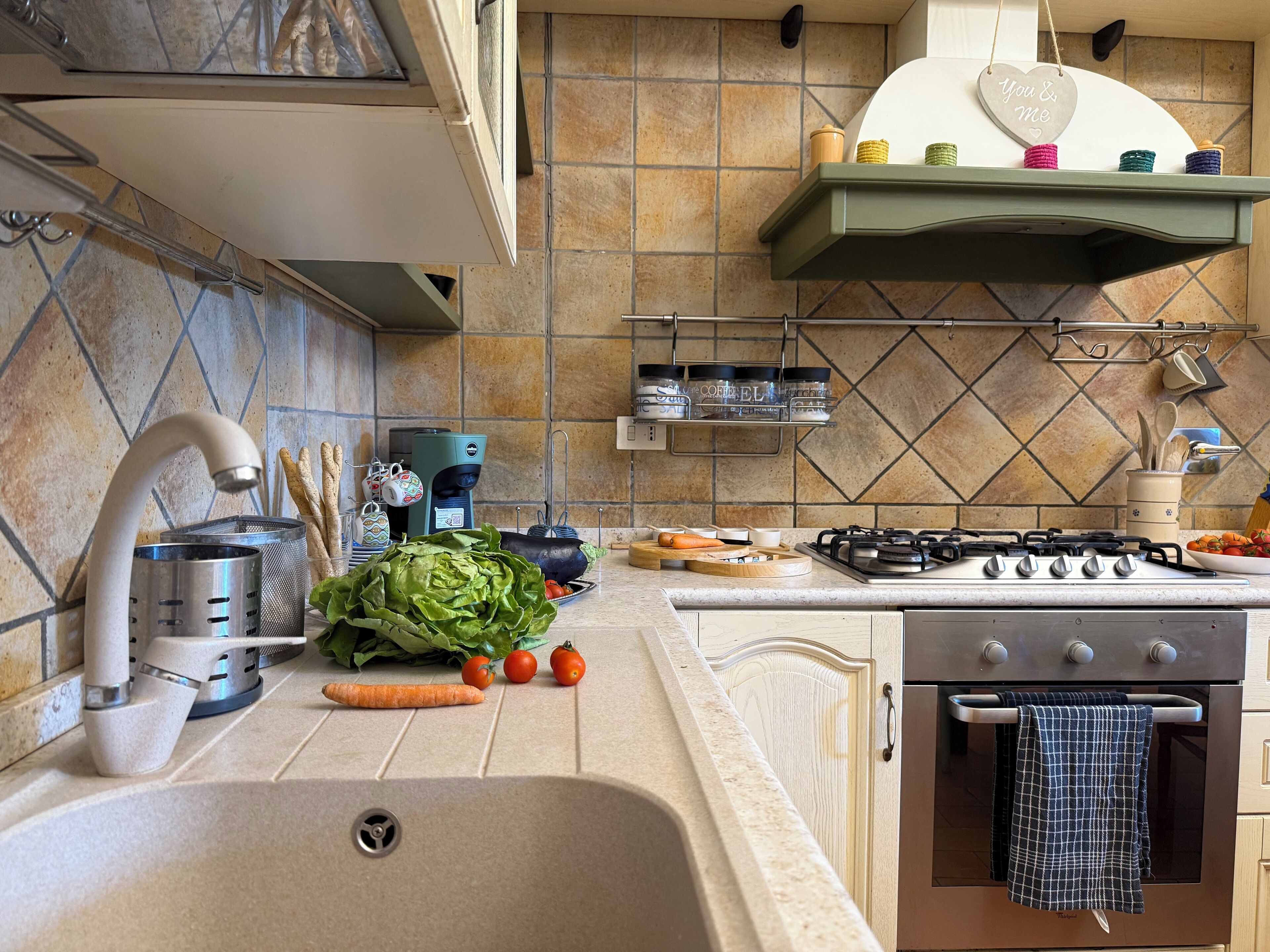 Een koelkast, een oven, een kookplaat, een vaatwasser