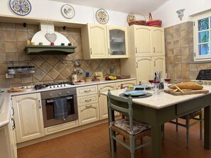 Frigorífico, horno, placa de cocina y lavavajillas