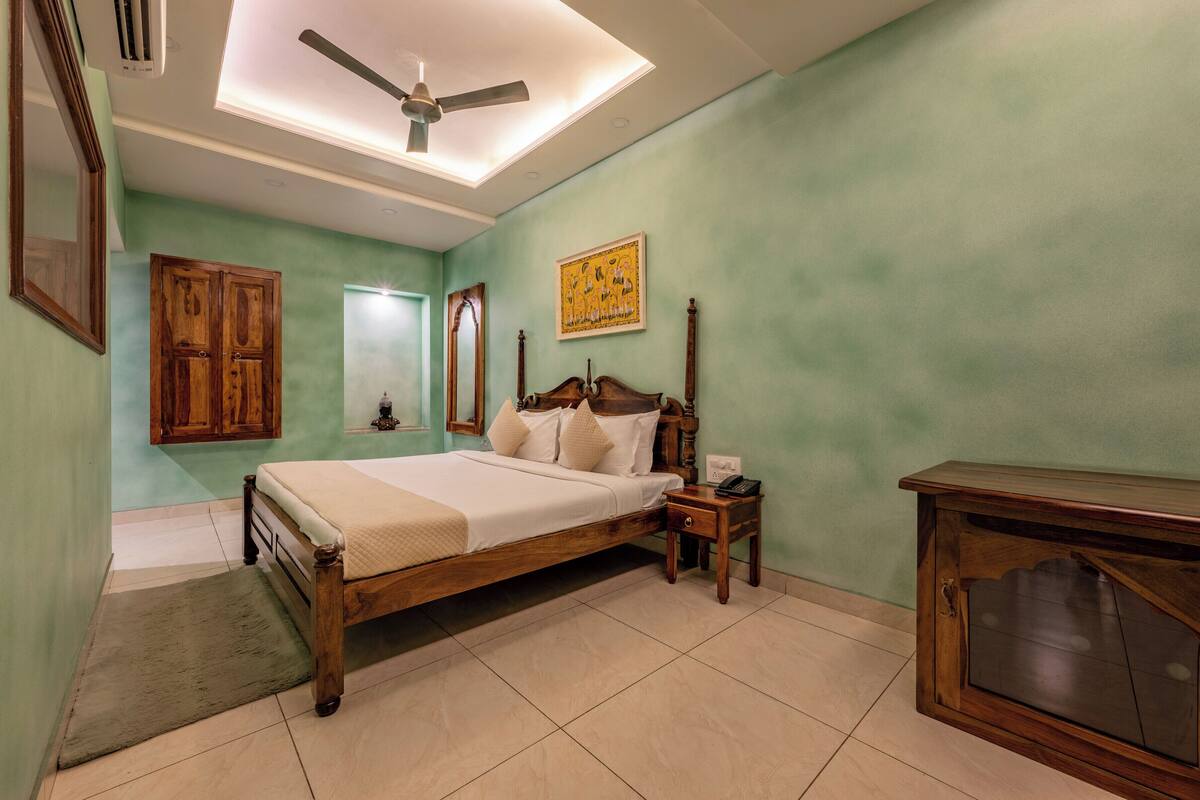 Deluxe Double Room | Iron/ironing board, free WiFi