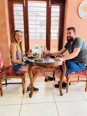 Desayuno continental (INR 250 por persona)