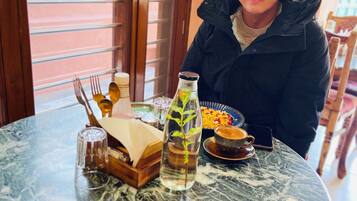 Päivittäinen mannermainen aamiainen (250 INR per henkilö)