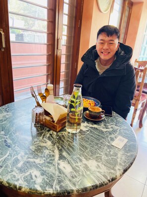 Se ofrece un desayuno continental (250 INR por persona)