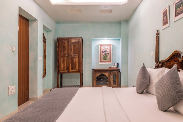 Deluxe Double Room | Iron/ironing board, free WiFi