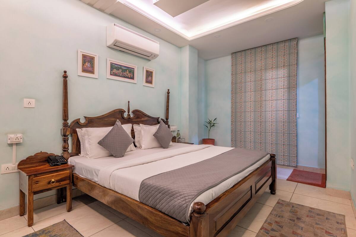 Deluxe Double Room | Iron/ironing board, free WiFi