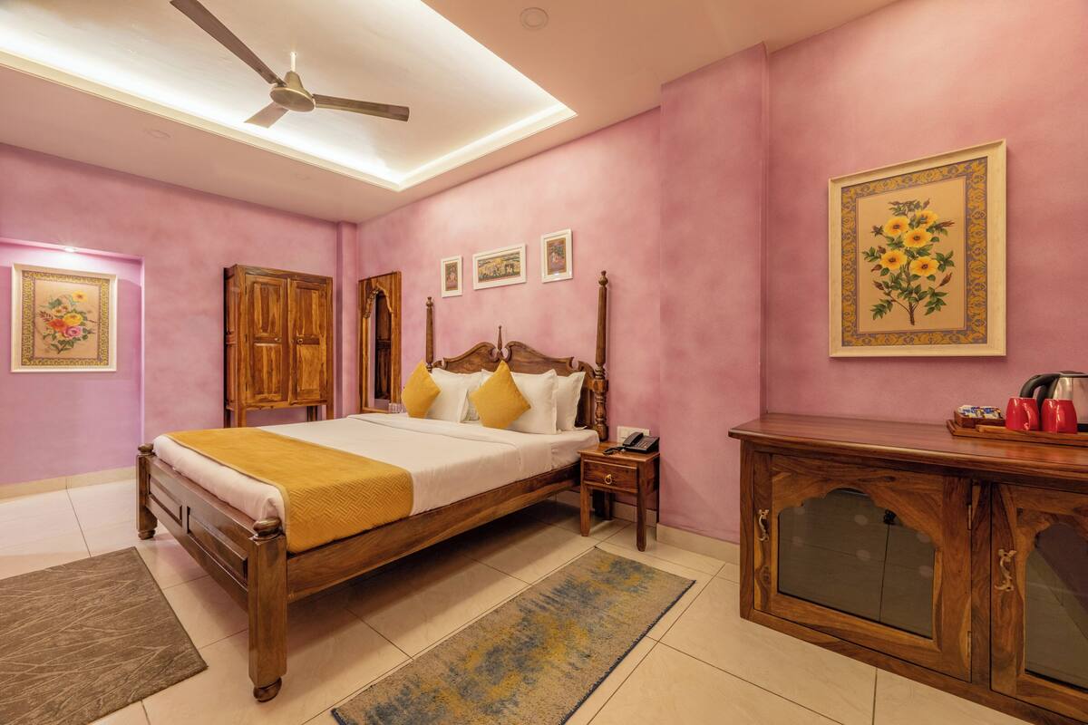 Deluxe Double Room | Iron/ironing board, free WiFi