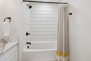 Towels - Loving Loft Suite, Laurel, Coffee Bar, Walkable (Laurel)