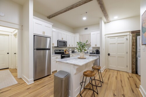 Adam Trest Suite, Laurel, Coffee Bar, Walkable