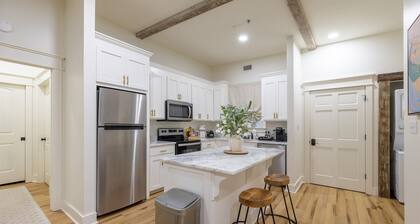 Adam Trest Suite, Laurel, Coffee Bar, Walkable