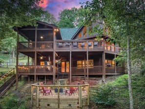 expansive 3300 sq feet of luxury living space - NEW! Ultimate Trout Fishing on FIGHTINGTOWN CREEK, Hot Tub & fenced yard (Epworth)