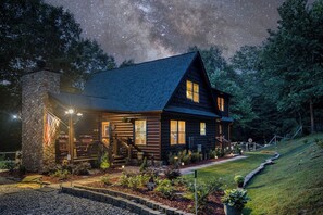 4 seasons of luxury at Trout Ridge w/fishing, views and privacy for everyone - NEW! Ultimate Trout Fishing on FIGHTINGTOWN CREEK, Hot Tub & fenced yard (Epworth)
