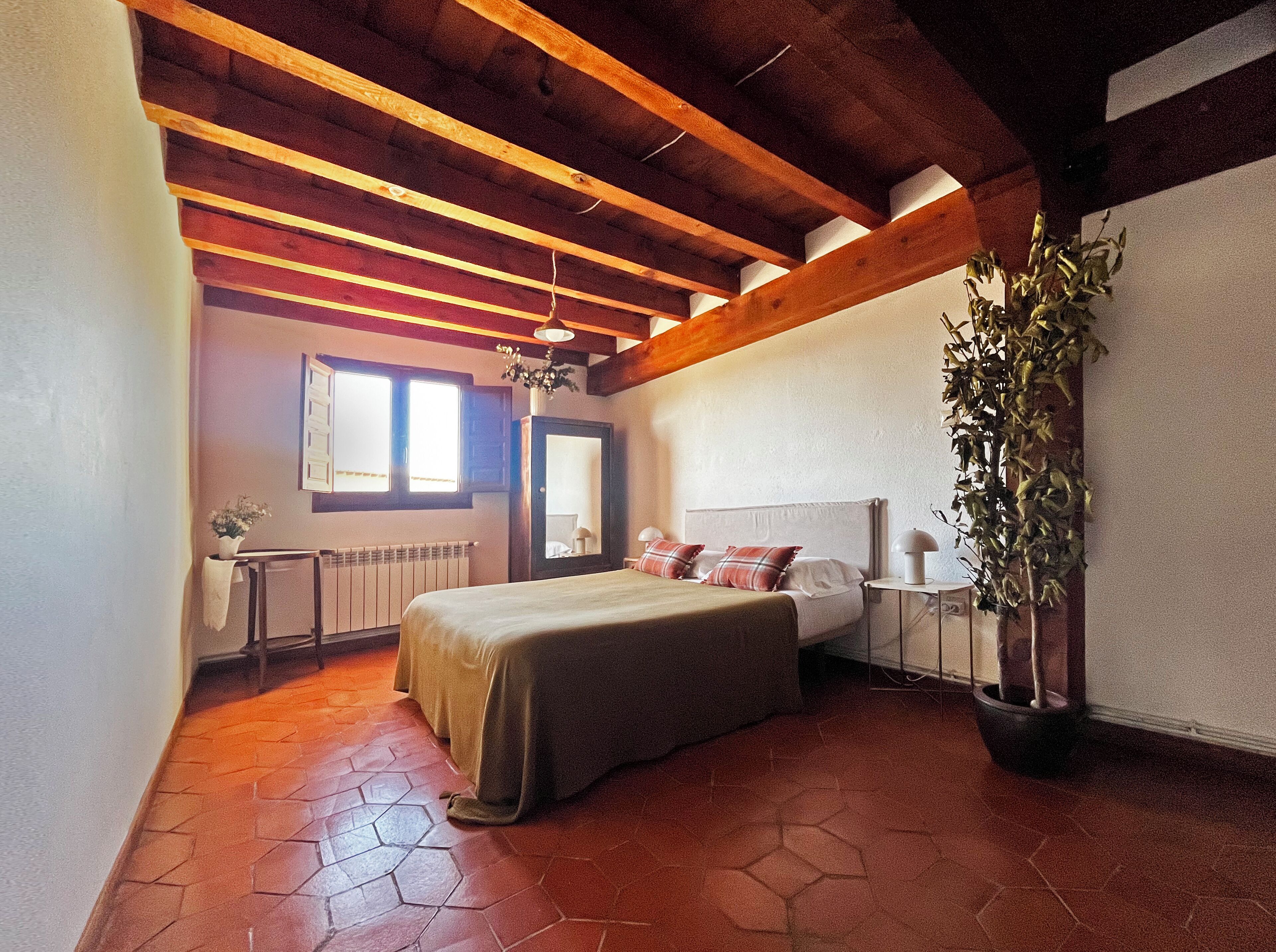 6 bedrooms, bed sheets, wheelchair access
