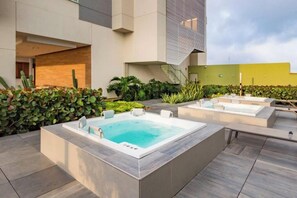 Outdoor spa tub