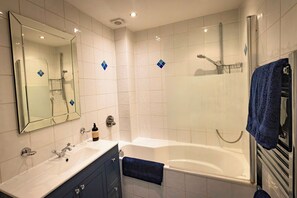 Hair dryer, towels, soap, toilet paper - Stylish apartment in upmarket Kensington Olympia (London)
