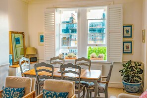 Dining - Stylish apartment in upmarket Kensington Olympia (London)