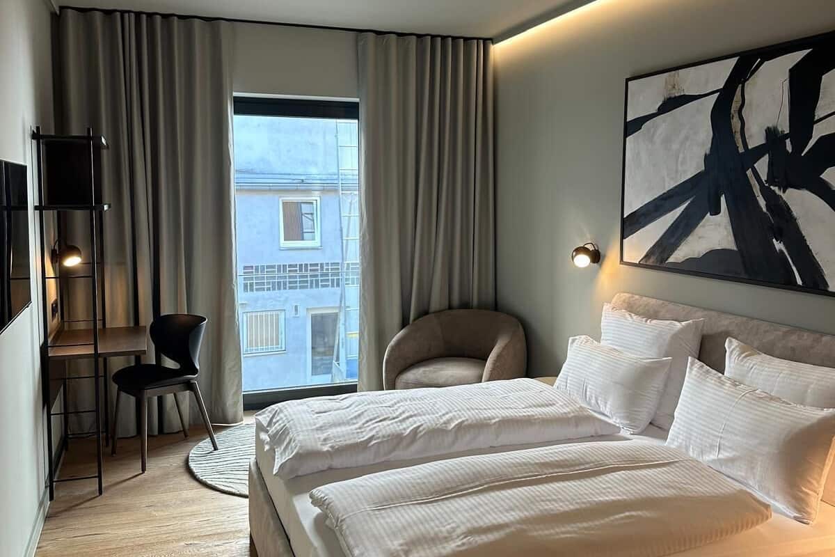 Classic-Doppelzimmer | Hochwertige Bettwaren, kostenloses WLAN, Bettwäsche