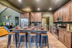 Køleskab, mikrobølgeovn, ovn, kogeplade