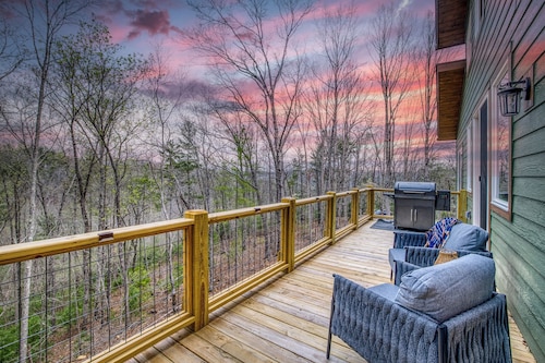 Charming Mountain Home- Gather, Relax, Explore