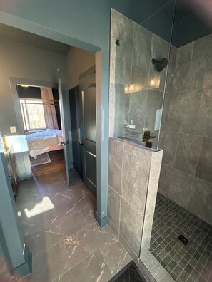 4 bedrooms, free WiFi, bed sheets, wheelchair access - Charming Mountain Home- Gather, Relax, Explore (Ranger)