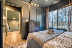 4 bedrooms, free WiFi, bed sheets, wheelchair access