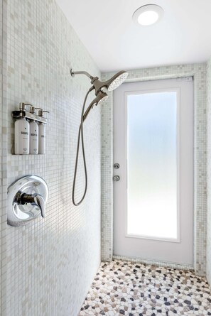Shower, hair dryer, towels