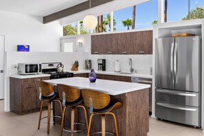 Køleskab, mikrobølgeovn, ovn, kogeplade