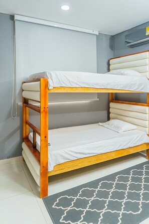 3 عدّة غرف نوم ومكواة/لوح كي وواي فاي وملاءات أسرّة