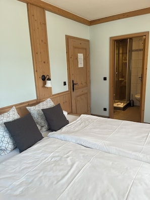 Quarto casal básico | Wi-Fi de cortesia, roupa de cama