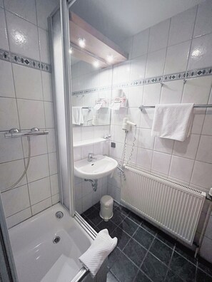 Quarto casal básico de uso individual | Banheiro