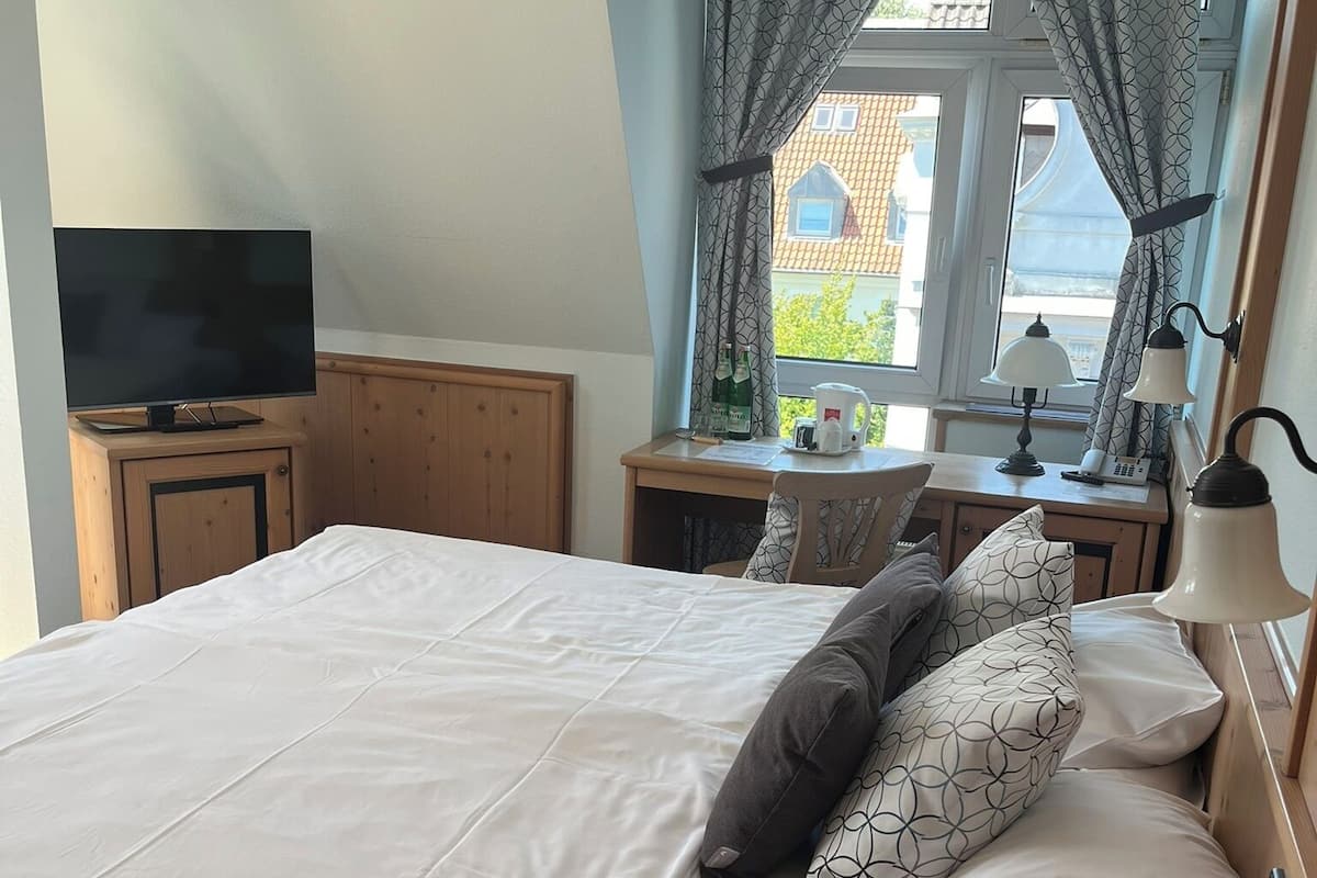 Quarto casal básico de uso individual | Wi-Fi de cortesia, roupa de cama