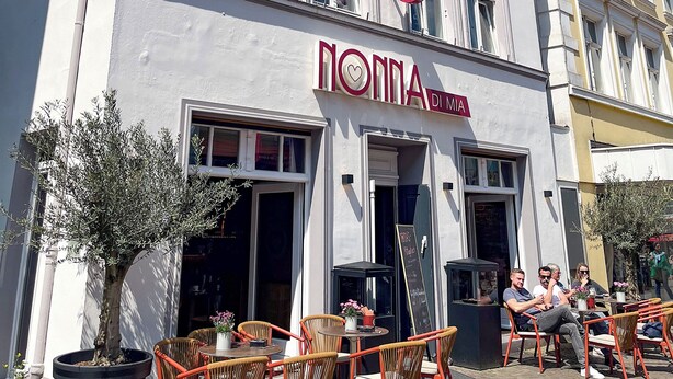 A building with the sign "NONA DI MIA" indicating a restaurant or cafe. - Hotel Albers (Recklinghausen)
