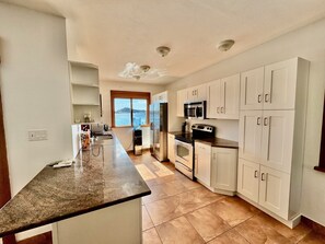 Réfrigérateur, four à micro-ondes, un four, cafetiÚre-théiÚre