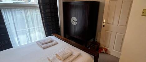 2 chambres, fer et planche Ă repasser, accĂšs Ă Internet, literie fournie