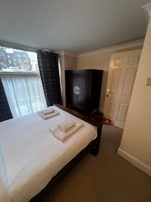 2 bedrooms, iron/ironing board, internet, bed sheets