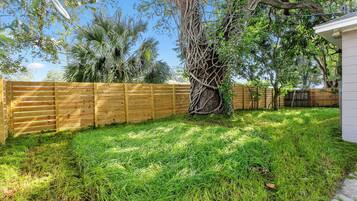 Casa, várias camas, cozinha, vista para o jardim (Downtown Escape) | Vista do quarto