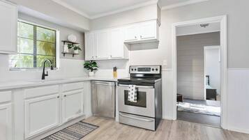 House, Multiple Beds, Kitchen, Garden View (Downtown Escape) | Private kitchen | Fridge, microwave, oven, stovetop