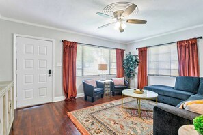 House, Multiple Beds, Kitchen, Garden View (Downtown Escape) | Living area | 42-inch flat-screen TV with digital channels