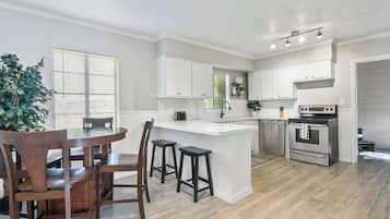 House, Multiple Beds, Kitchen, Garden View (Downtown Escape) | Private kitchen | Fridge, microwave, oven, stovetop