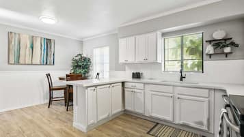 Casa, várias camas, cozinha, vista para o jardim (Downtown Escape) | Cozinha privada | Geladeira, micro-ondas, fogão, cooktop