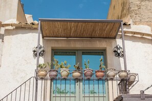 Exterior detail - Villa Edda: with a heated (plunge) pool in the city center of Noto (Noto)