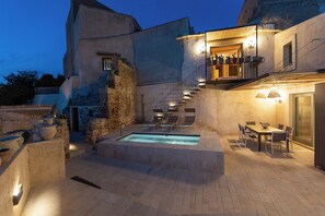 Outdoor dining - Villa Edda: with a heated (plunge) pool in the city center of Noto (Noto)