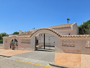 Exterior - Four bedroom villa with private pool, prime location in Riviera del Sol (Mijas Costa)