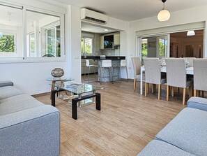 Téléviseur, table de baby-foot